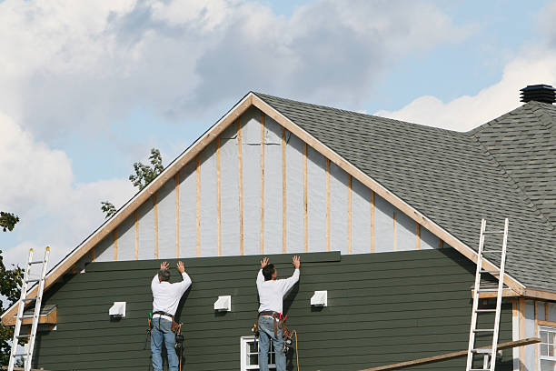 Professional Siding technician working in Cuyahoga Falls, OH